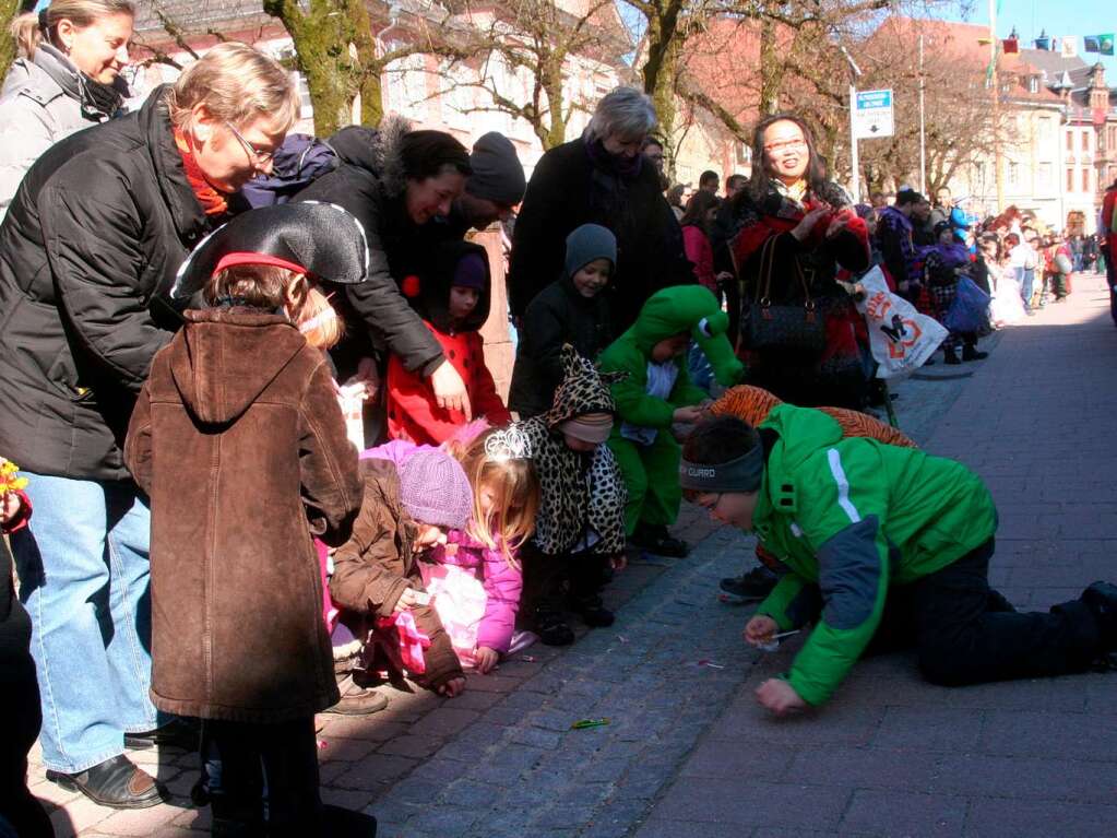 Schnstes Wetter hatten am Rosenmontag die Kinder, die gern an der Fasnacht teilnahmen.