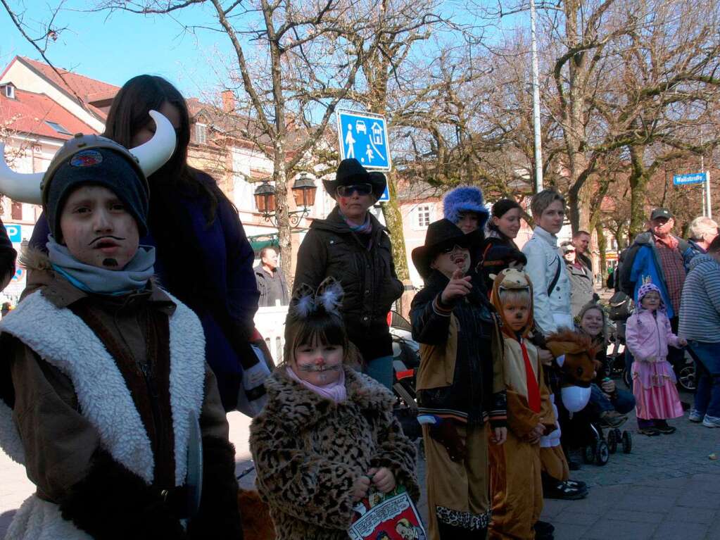 Schnstes Wetter hatten am Rosenmontag die Kinder, die gern an der Fasnacht teilnahmen.