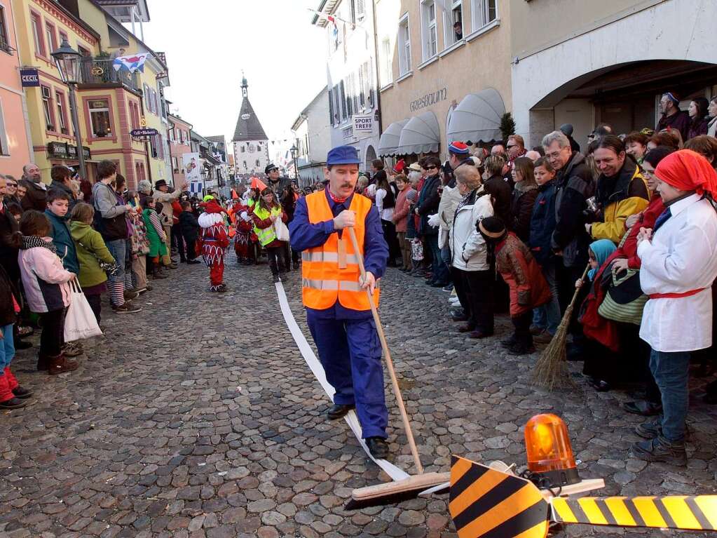 Das „Schitz-Nschd“ geht auf dem Strich - dem Straen-Strich fr die Knigschaffhauser Strae