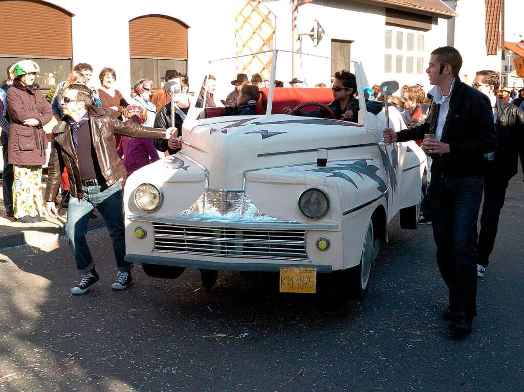 Auch das Musical „Grease“ wurde beim Rosenmontagsumzug in Wyhl dargeboten – inklusive Oldtimer.