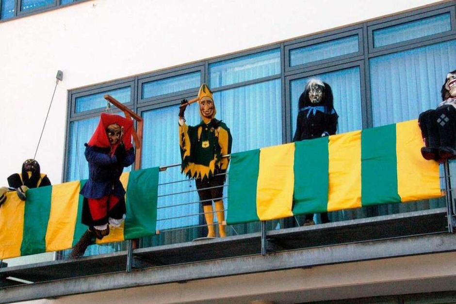 Einträchtig feiert die fünf Denzlinger Gruppen Fasnet auf dem Rathausbalkon (Foto: Corneilus Welsch) Einträchtig feiert die fünf Denzlinger Gruppen Fasnet auf dem Rathausbalkon (Foto: Corneilus Welsch)