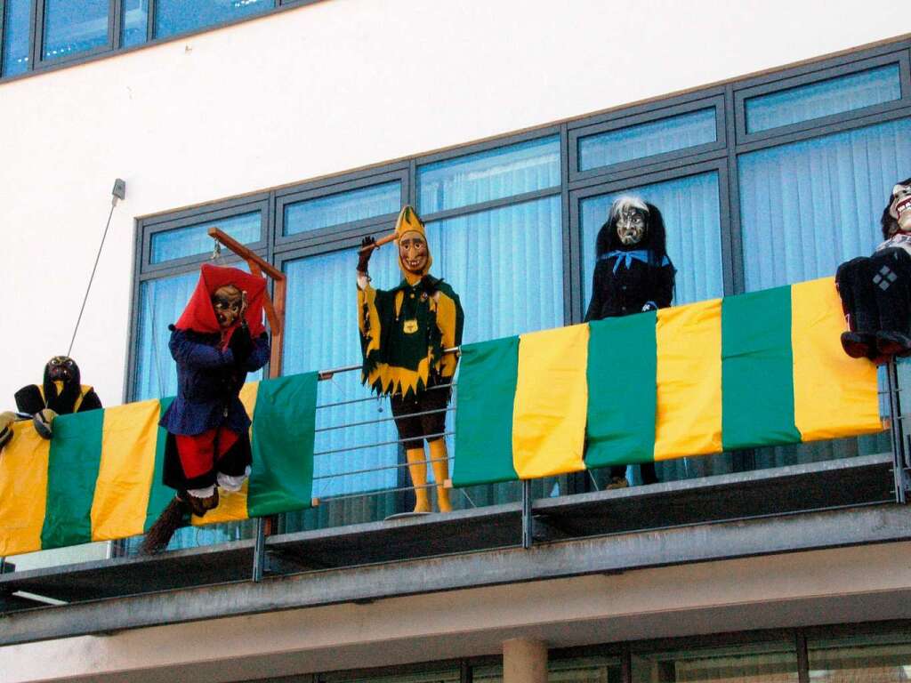 Einträchtig feiert die fünf Denzlinger Gruppen Fasnet auf dem Rathausbalkon Einträchtig feiert die fünf Denzlinger Gruppen Fasnet auf dem Rathausbalkon