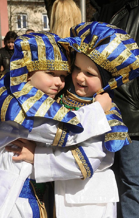 Zwei kleine, fantasievoll als Pharaonen verkleidete Umzugsteilnehmer.  | Foto: Marlies Jung-Knoblich