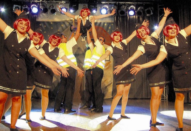 Die tanzenden Stewardessen der Feuerwe...tsen bewiesen Rhythmus in den Beinen.   | Foto: bz