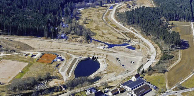 Quer durch die Bildmitte luft der neu...n Bereich rot die neuen Sportanlagen.   | Foto:  Schtz