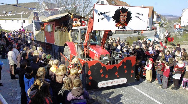 Die Wagen mussten sich im Schritttempo...t blieb, um Sigkeiten zu verteilen.   | Foto: Frey