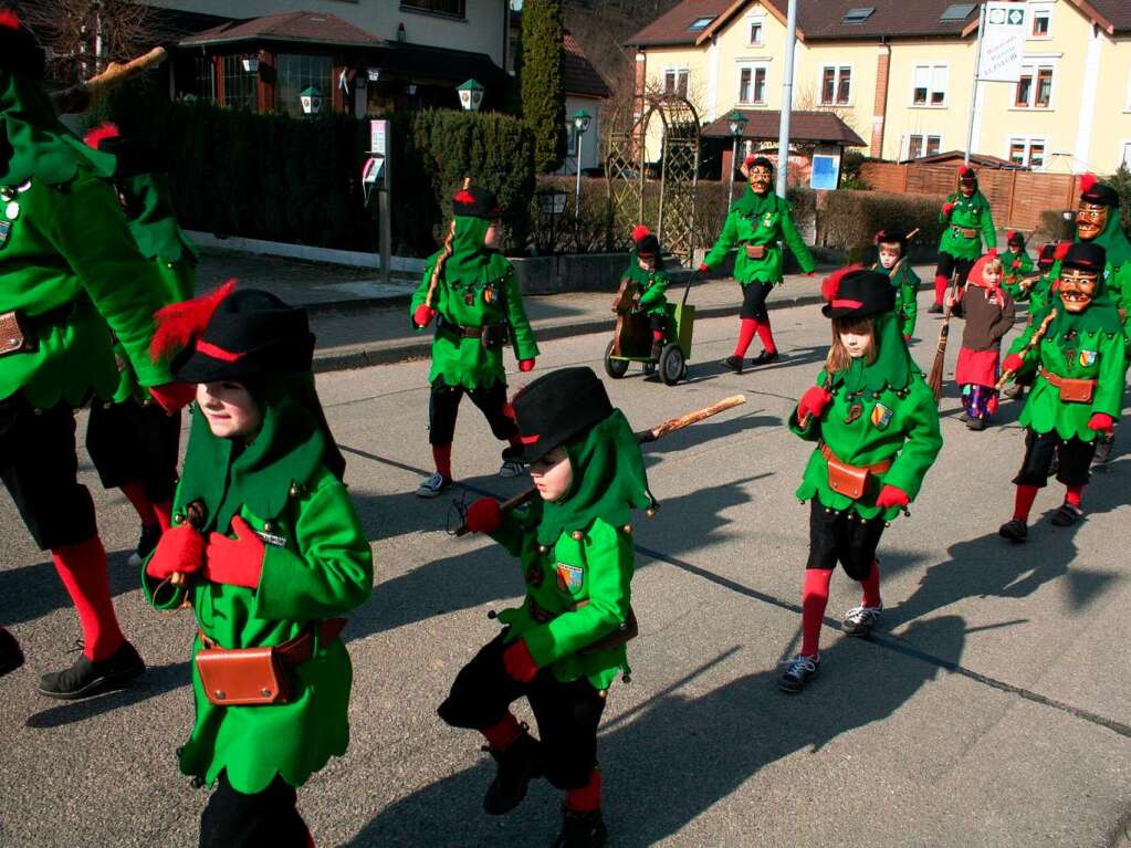 Na, das klappt doch schon ganz gut - das Marschieren der Johli-Kids bei ihrem Umzug in Gutach am Sonntagnachmittag