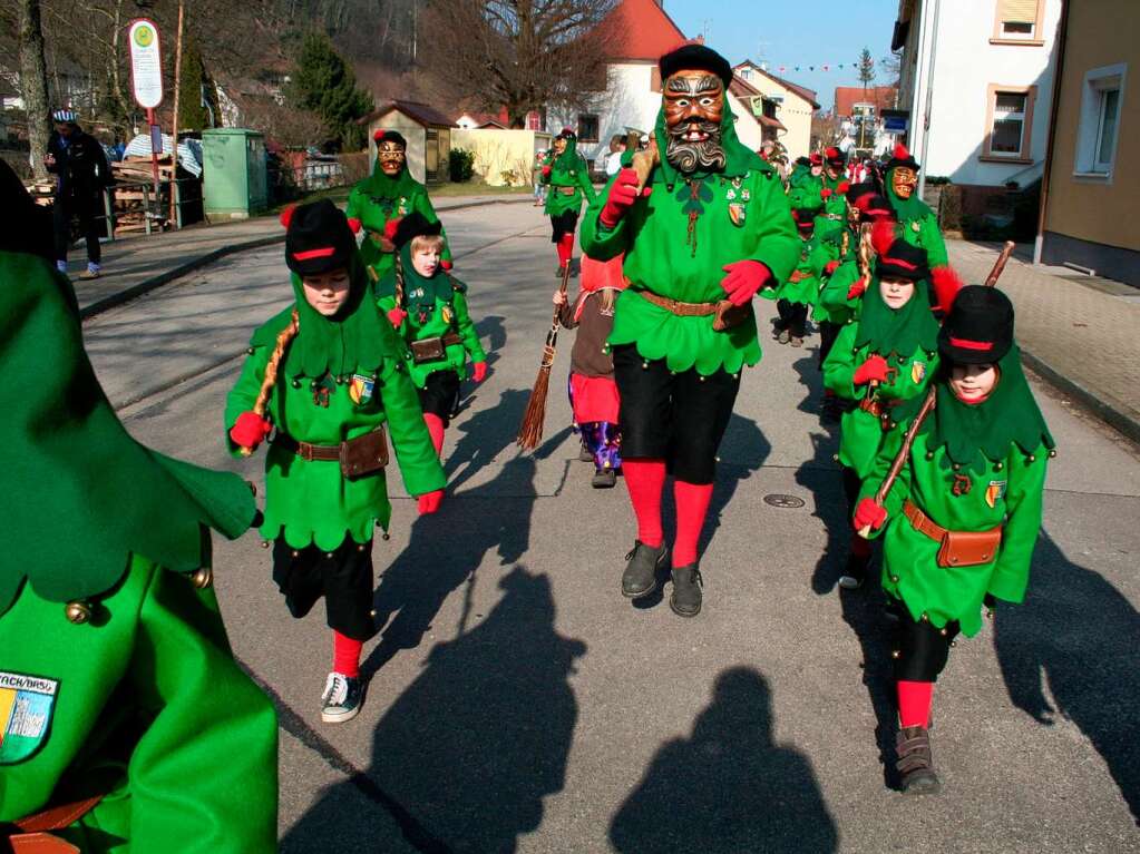 Na, das klappt doch schon ganz gut - das Marschieren der Johli-Kids bei ihrem Umzug in Gutach am Sonntagnachmittag