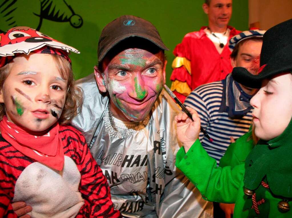 Motto des diejhrgen Kinderballs der Gutacher Narrenzunft war "Kinder schminken Eltern und Erwachsene".