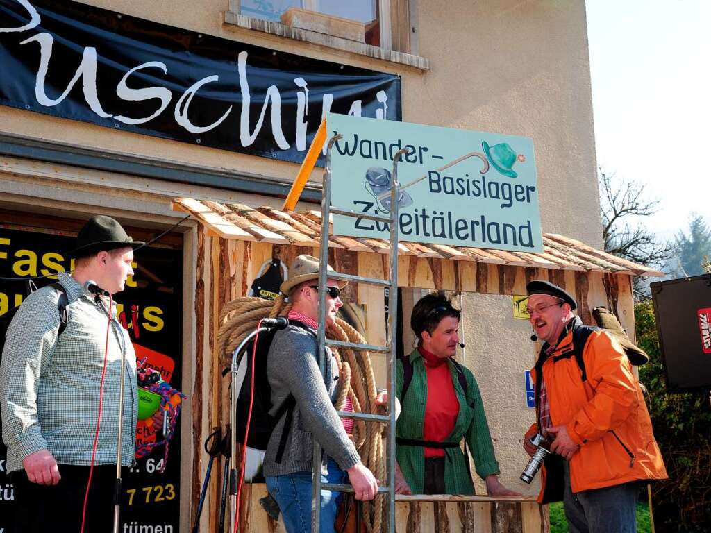 Bestens ausgestattet fr den Zweitlersteig wurden dei Touris im Simonswlder Basislager