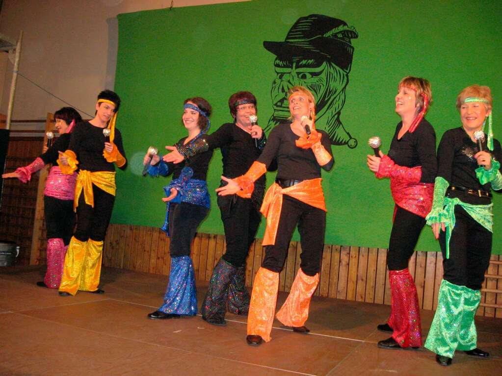 Eine Auftrittszene der  Abba-Abba-Girls  beim Johlia-Ball am Samstag in der Gutacher Turnhalle