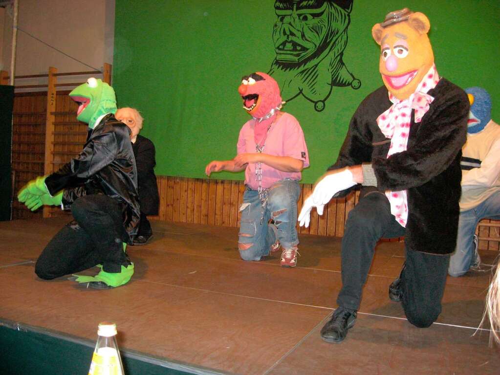 Eine Auftrittsszene des Narrenrates   der Gutacher Johlias  beim Johlia-Ball am Samstag in der Gutacher Turnhalle, als Muppet-Show