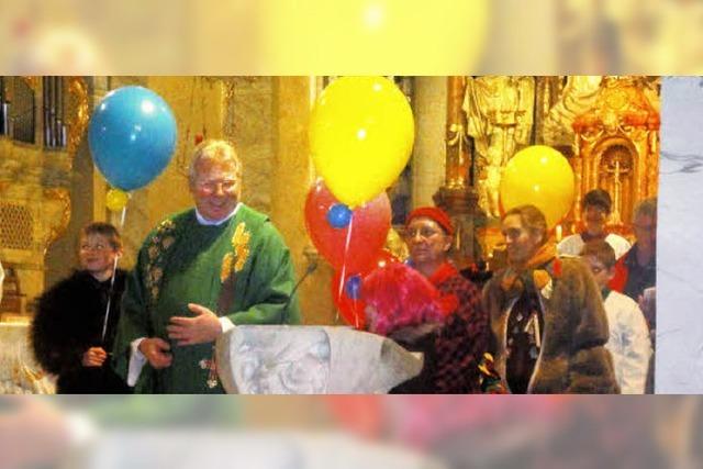 Luftballons stiegen in der Kirche empor