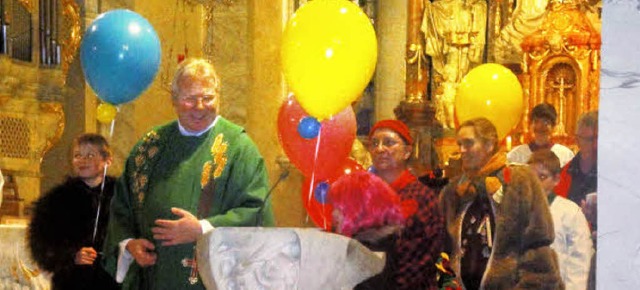 Groe bunte Luftballons spielten eine ...tesdienst in der Sankt-Martins-Kirche.  | Foto: hansjrg bader