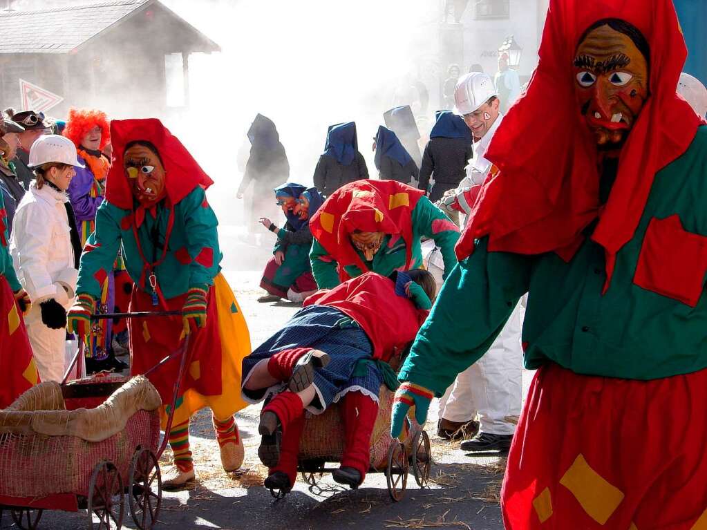 Die Unadinger Urhexen triebens bunt.