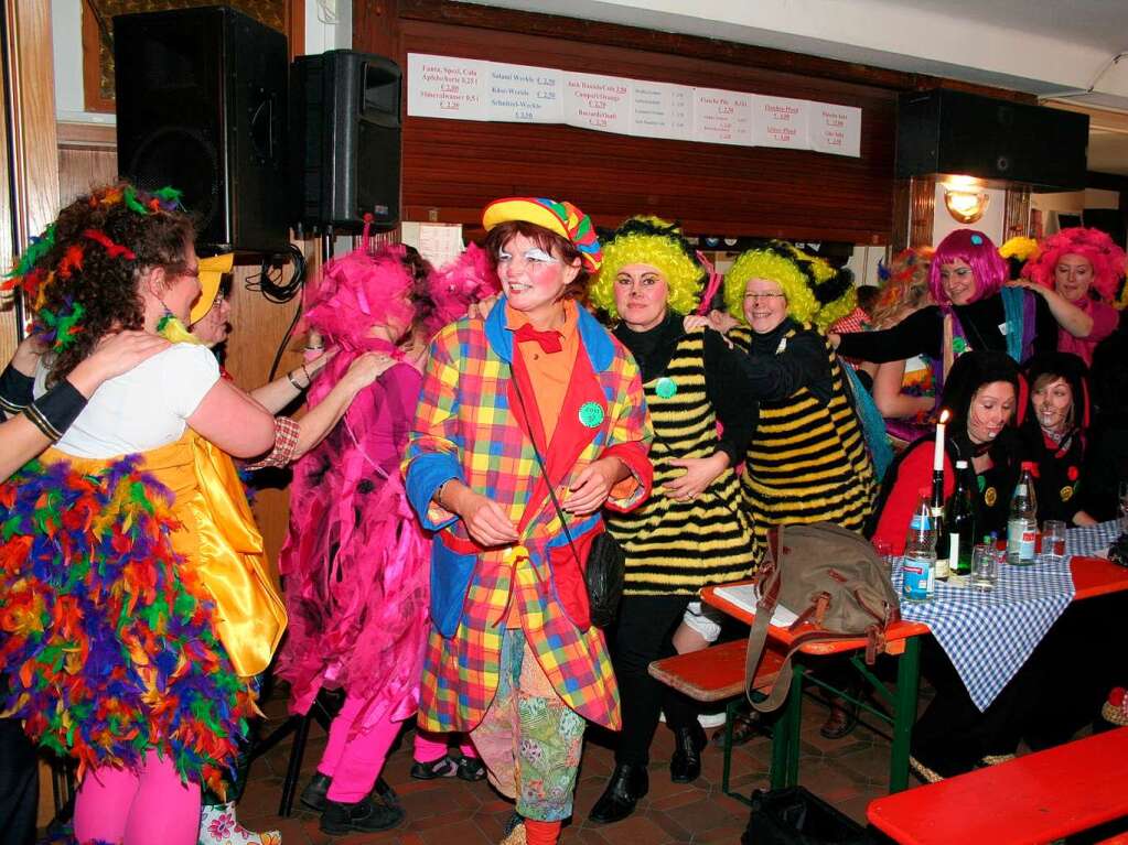 Die übermütige weibliche Narrenschar nutzte die Programmpause zur Polonaise durchs ganze Lokal bei der Fraueelfimess im Hischen Die übermütige weibliche Narrenschar nutzte die Programmpause zur Polonaise durchs ganze Lokal bei der Fraueelfimess im Hischen