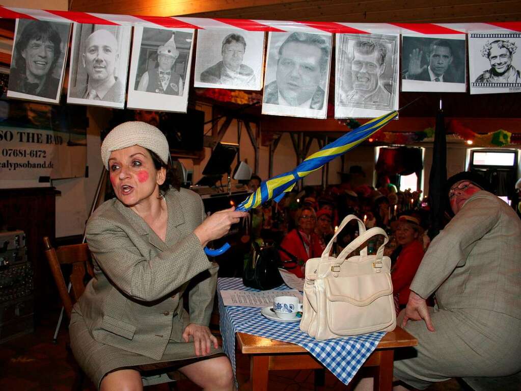Petra Schmieder (links) und Renate Blattmann tratschten über die großen Männer der Zeitgeschichte und Gegenwart Petra Schmieder (links) und Renate Blattmann tratschten über die großen Männer der Zeitgeschichte und Gegenwart