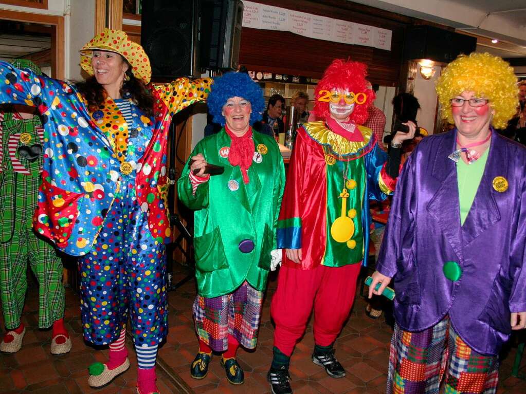 Als Clowns begrüßten die Hauptakteurinnen der Fraueelfimess das zahlreiche weibliche Publikum im Hischensaal Als Clowns begrüßten die Hauptakteurinnen der Fraueelfimess das zahlreiche weibliche Publikum im Hischensaal