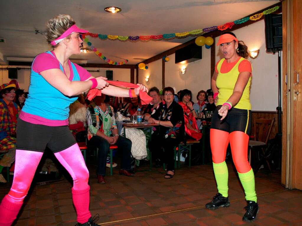 Alle Jahre wieder bringen die "Fitnessgumsle" Sandra Pracht und Silvia Geng die Frauen mit ihren Gesprächen aus dem Nähkästchen zum Lachen Alle Jahre wieder bringen die "Fitnessgumsle" Sandra Pracht und Silvia Geng die Frauen mit ihren Gesprächen aus dem Nähkästchen zum Lachen