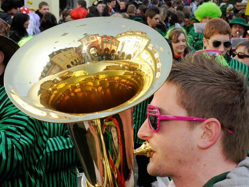 In der Tuba dieses Musikers aus Mundingen spiegelt sich das Emmendinger Stadttor.