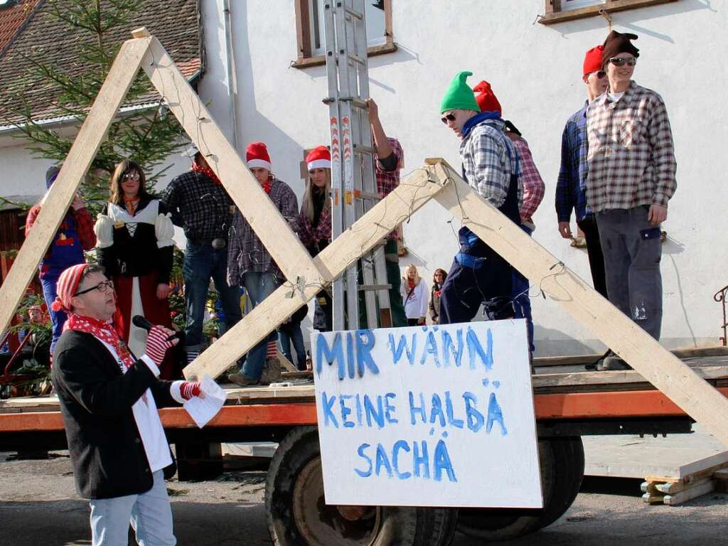 Die Narren wollen, dass Christbaum und HdG richtig beleuchtet werden: Straenfasnet auf dem Kirchplatz vor dem Rathaus