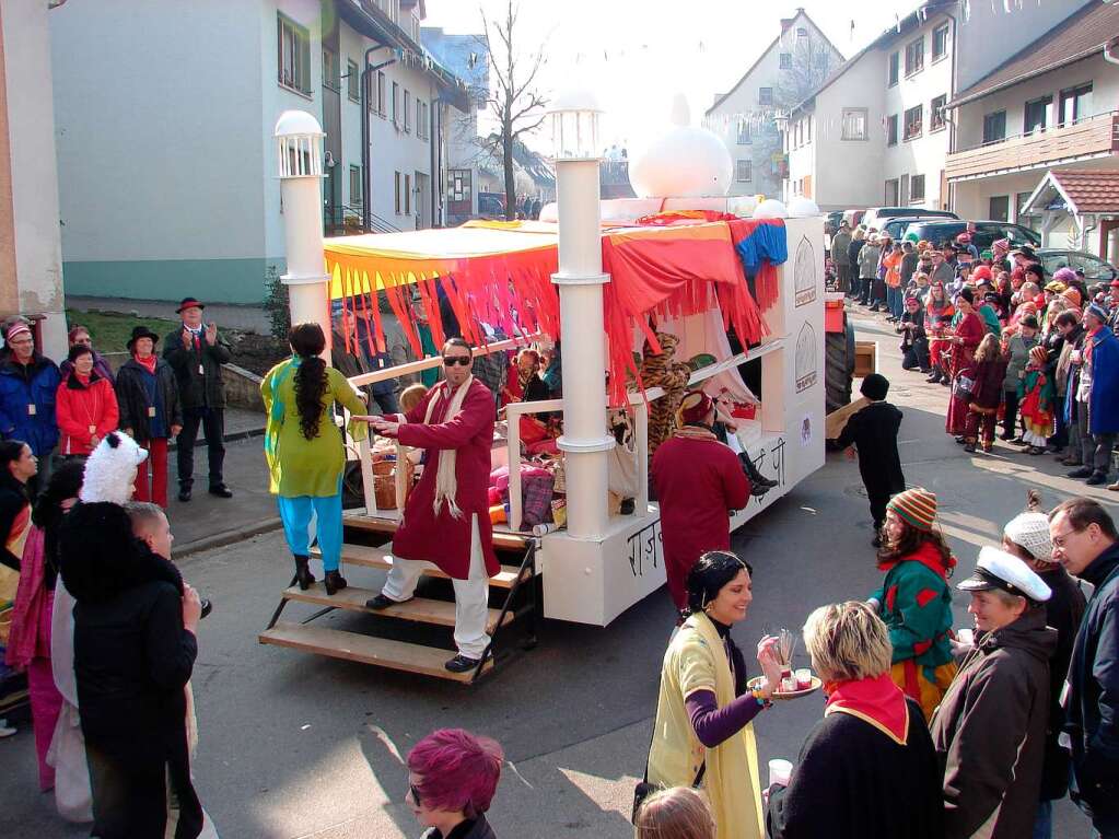 Super Stimmung bei den Indern wie auch bei Brgermeister Norbert Brugger (links am Straenrand).