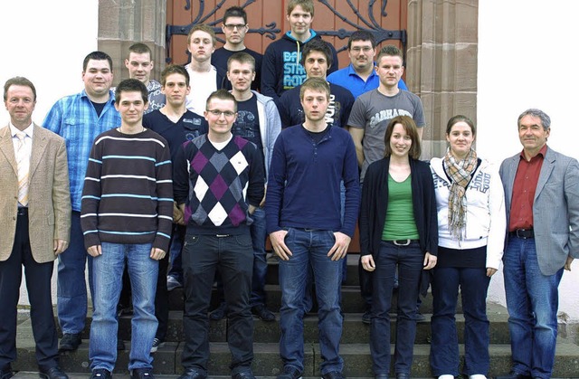 15 Auszubildende und Studenten erhielt...ter Personalentwicklung  Jens Krger.   | Foto: Firma