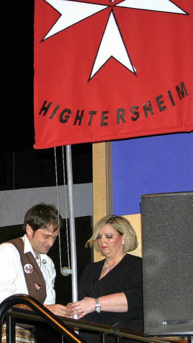 Die neue Hightersheim-Flagge hissten S... Martin Lffler als sparsamer Schotte.  | Foto: Sabine Model