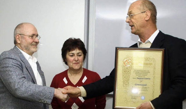 Dieter Gleichauf (rechts) gratuliert E...efrau des Geehrten, Martina Eckerlin.   | Foto: Albert Greiner