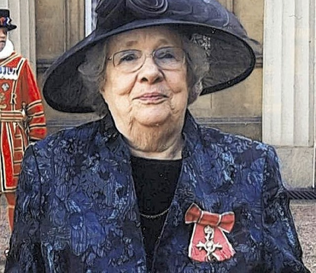 Maureen Ellen Messer im Hof des Buckin...2;Order of the British Empire&#8220;.   | Foto: privat