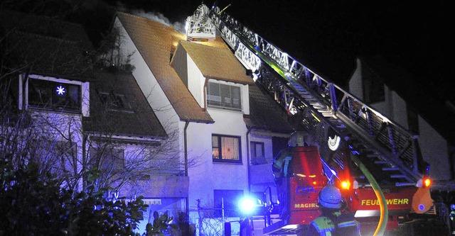 Durch Feuer zerstrt wurde die Dachges...atte den Brand schnell unter Kontrolle  | Foto: Volker mnch