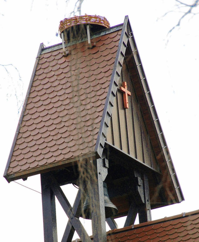 Auf der  Kirche in Vgisheim wartet ein Nest auf Adebar.   | Foto: Umiger