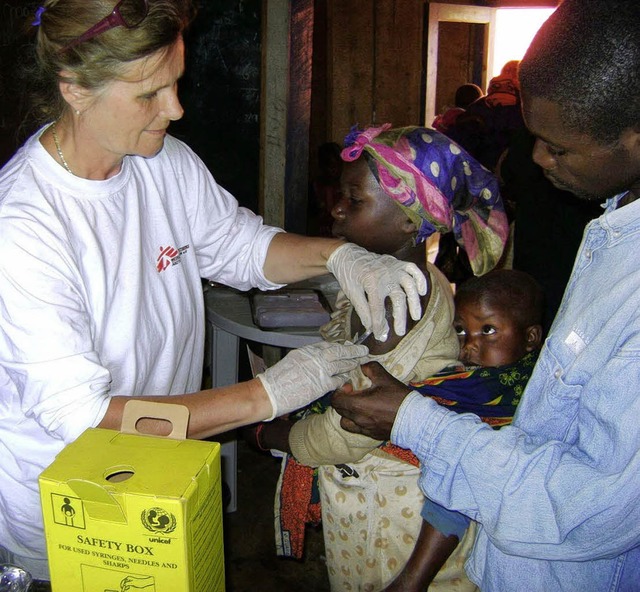 Bei einer Masernimpfung im Krankenhaus von Mweso: Margarete Seplveda   | Foto: privat