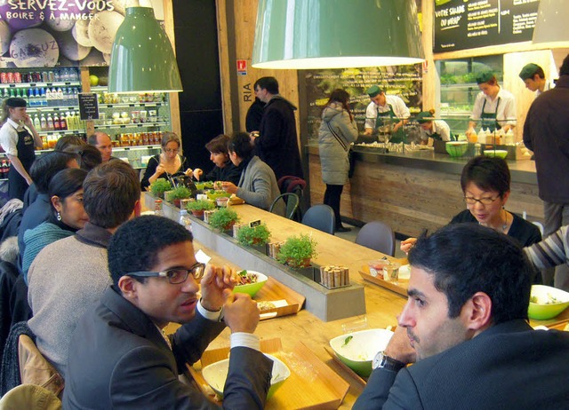 Kunden im ersten Salat-Restaurant der Fastfood-Kette  | Foto: dpa