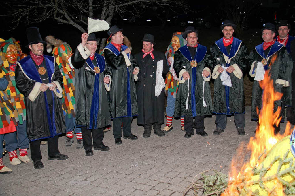 Unter Jammern und Wehklagen wurde die Fasnet in Grafenhausen vor dem Haus des Gastes verbrannt