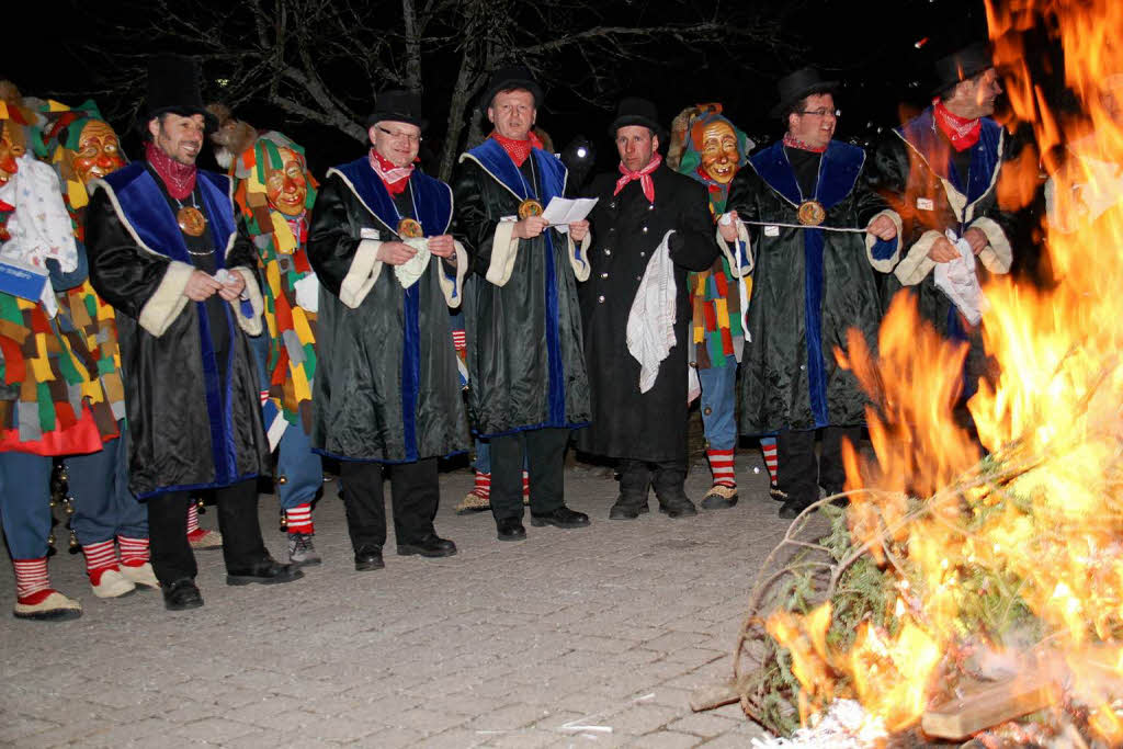 Unter Jammern und Wehklagen wurde die Fasnet in Grafenhausen vor dem Haus des Gastes verbrannt