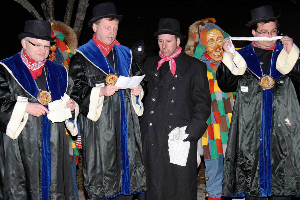 Unter Jammern und Wehklagen wurde die Fasnet in Grafenhausen vor dem Haus des Gastes verbrannt