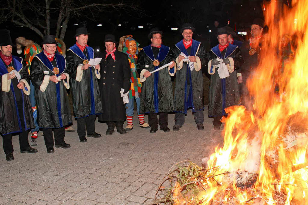 Unter Jammern und Wehklagen wurde die Fasnet in Grafenhausen vor dem Haus des Gastes verbrannt