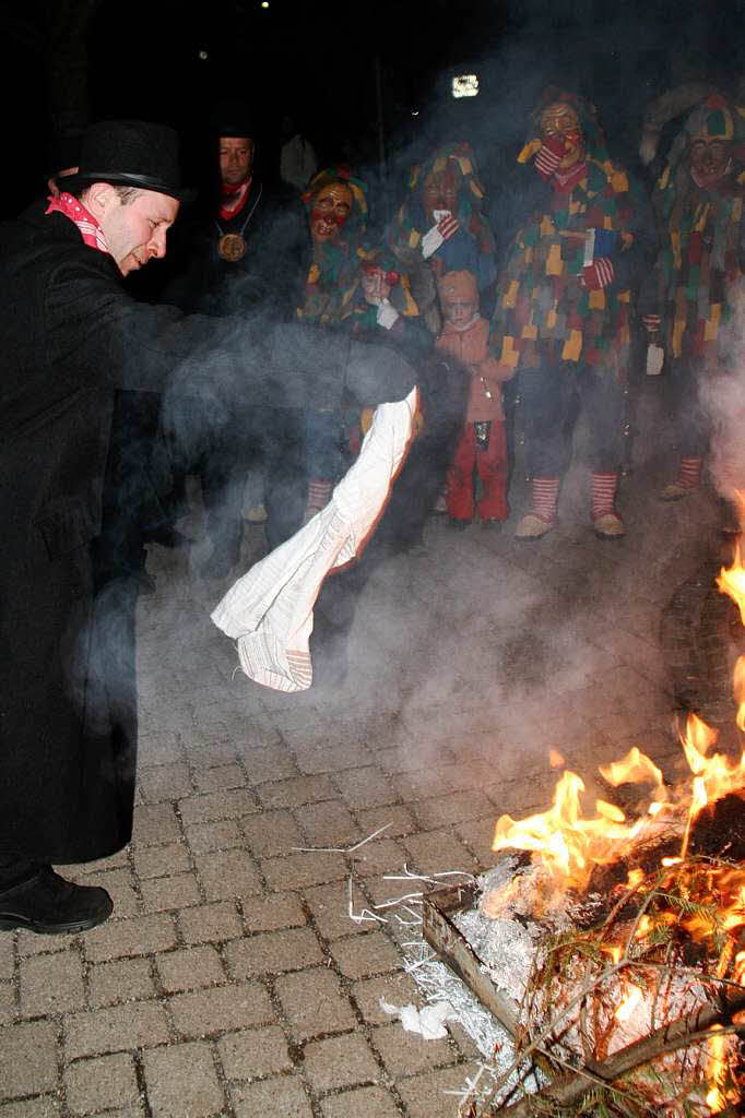 Unter Jammern und Wehklagen wurde die Fasnet in Grafenhausen vor dem Haus des Gastes verbrannt Unter Jammern und Wehklagen wurde die Fasnet in Grafenhausen vor dem Haus des Gastes verbrannt