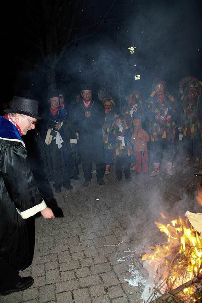 Unter Jammern und Wehklagen wurde die Fasnet in Grafenhausen vor dem Haus des Gastes verbrannt