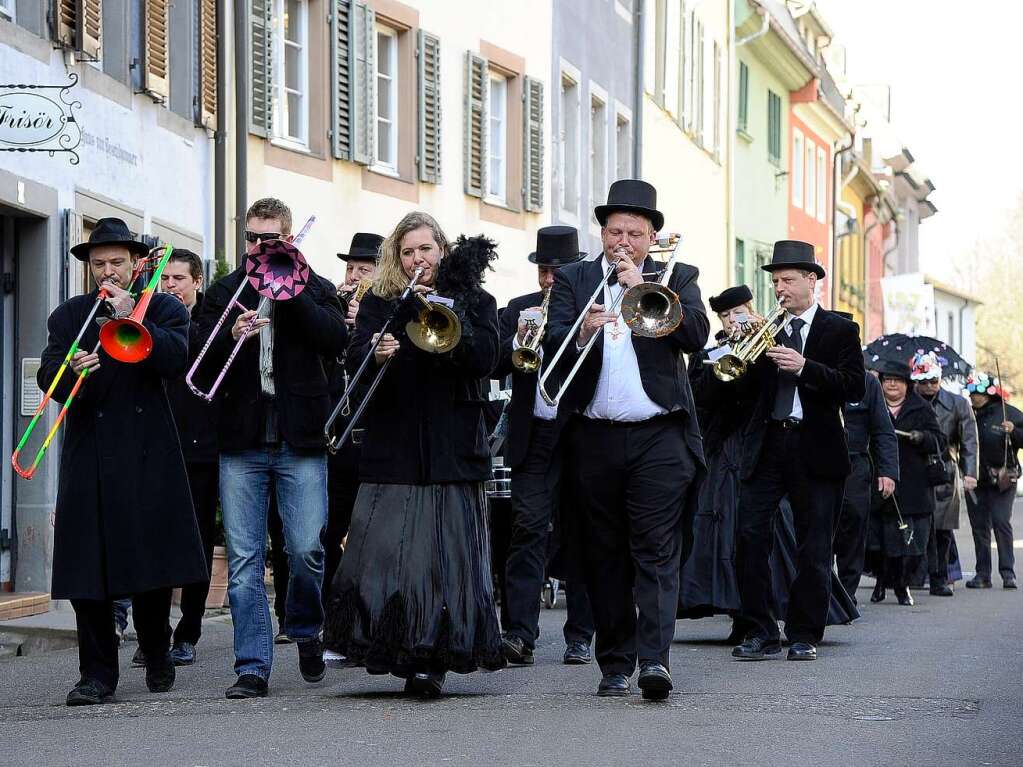 Traditionelle Geldbeutelwsche auf dem Freiburger Rathausplatz.