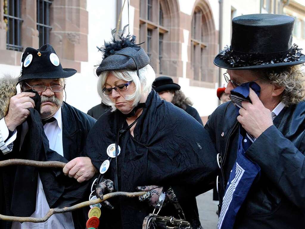 Traditionelle Geldbeutelwsche auf dem Freiburger Rathausplatz.