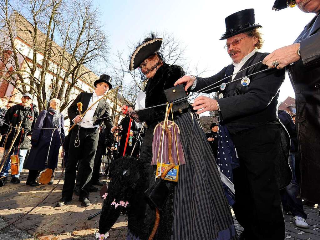 Traditionelle Geldbeutelwsche auf dem Freiburger Rathausplatz.