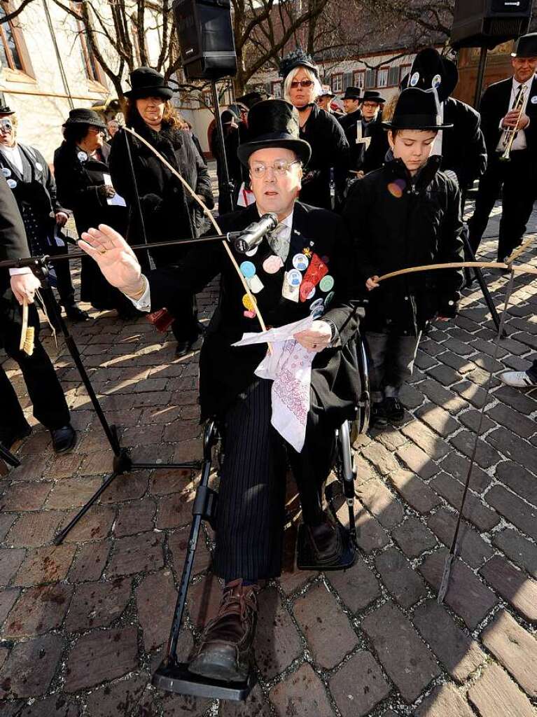 Traditionelle Geldbeutelwsche auf dem Freiburger Rathausplatz.