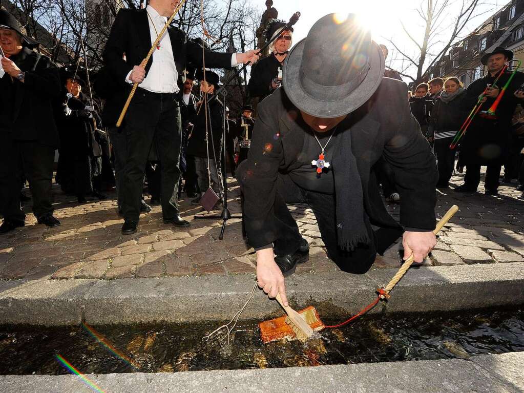 Traditionelle Geldbeutelwsche auf dem Freiburger Rathausplatz.