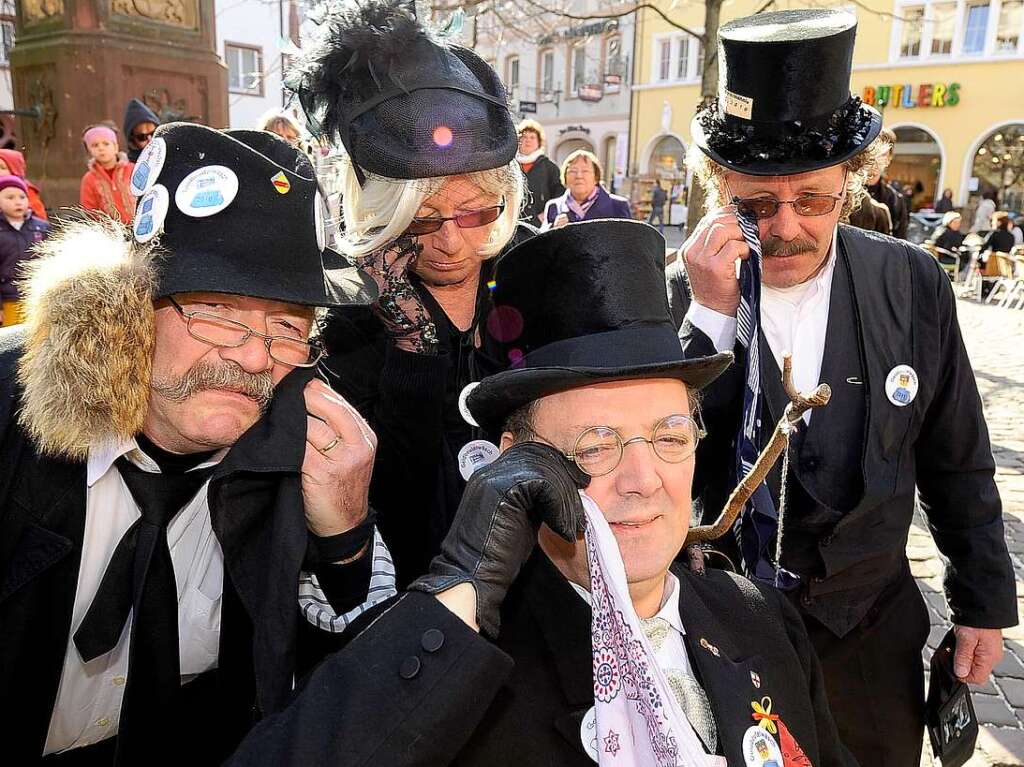 Traditionelle Geldbeutelwsche auf dem Freiburger Rathausplatz.