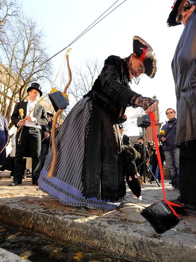 Traditionelle Geldbeutelwsche auf dem Freiburger Rathausplatz.