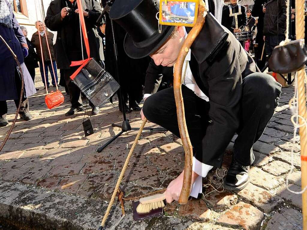 Traditionelle Geldbeutelwsche auf dem Freiburger Rathausplatz.