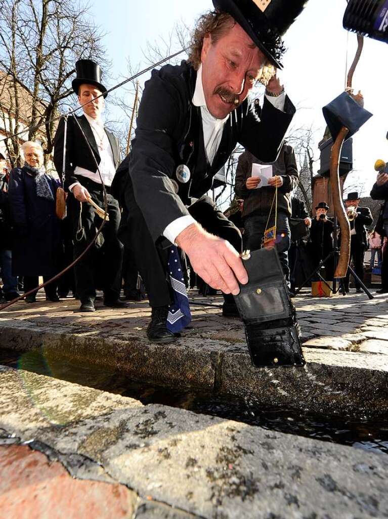 Traditionelle Geldbeutelwsche auf dem Freiburger Rathausplatz.