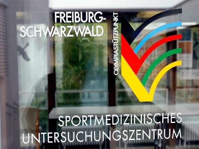 Der Eingang zur Sportmedizin in Freiburg.   | Foto: dpa